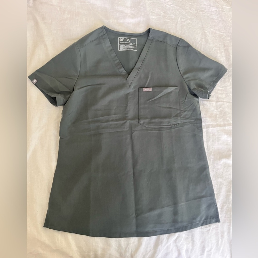 FIGS Women’s Catarina scrub top - bonsai, small